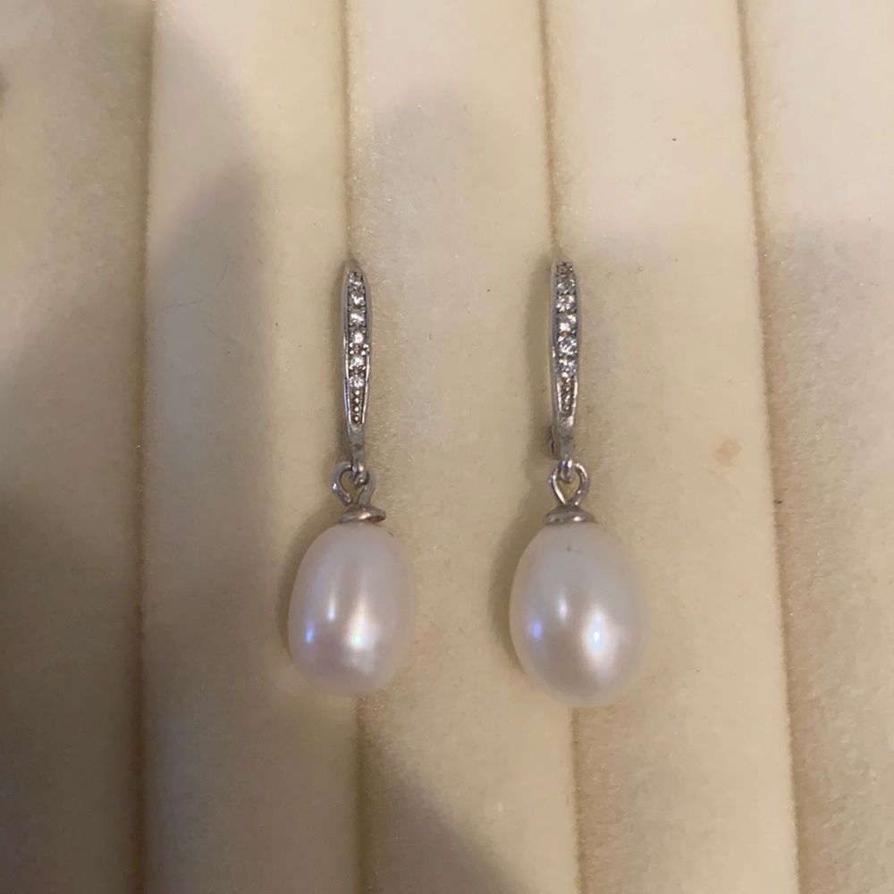Dangle pearl clasp earrings